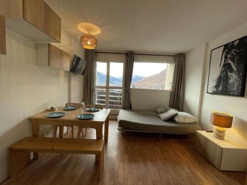 un salon avec un canapé et une table dans l'établissement Studio à louer à Chantemerle, Serre-Chevalier - 4 personnes, balcon, casier à ski - FR-1-330E-42, à Saint-Chaffrey