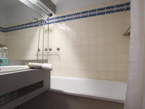 une salle de bain avec une baignoire, un lavabo et une douche dans l'établissement Studio à louer à Chantemerle, Serre-Chevalier - 4 personnes, balcon, casier à ski - FR-1-330E-42, à Saint-Chaffrey