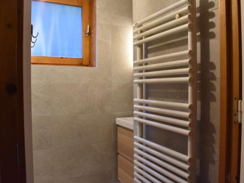 La salle de bains est pourvue d'une fenêtre et de stores en bois. dans l'établissement Studio confortable pour 4 pers, balcon sud, proche pistes et commerces - Méribel - FR-1-180-26, à Méribel