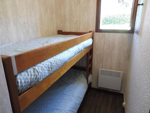 a pair of bunk beds in a small room at Appartement Crest-Voland, 1 pièce, 4 personnes - FR-1-595-64 in Crest-Voland