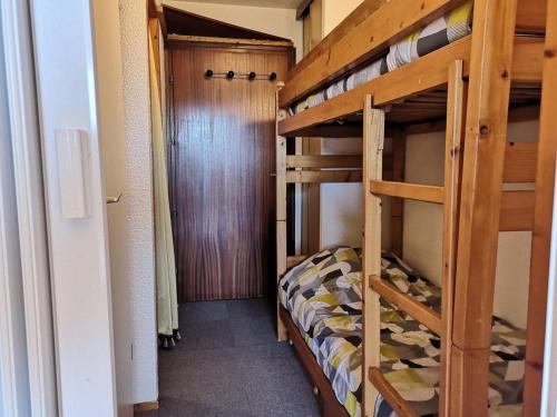 Двох'ярусне ліжко або двоярусні ліжка в номері Appartement Notre-Dame-de-Bellecombe, 1 pièce, 6 personnes - FR-1-595-5