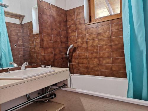 une salle de bain avec un lavabo et une baignoire dans l'établissement Studio/Cabine avec Mezzanine - Proche Pistes, 5 Pers. - FR-1-595-17, à Notre-Dame-de-Bellecombe