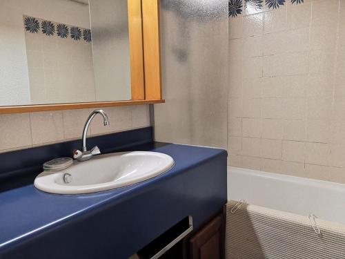 La salle de bains est pourvue d'un lavabo blanc sur un comptoir bleu. dans l'établissement Studio cabine fonctionnel pour 6 pers. au pied des pistes - Parking inclus - FR-1-595-5, à Notre-Dame-de-Bellecombe