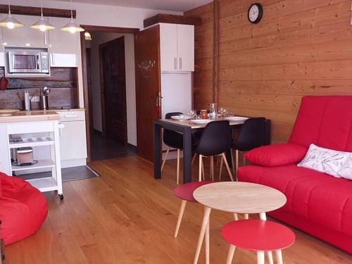 un salon avec un canapé rouge et une table dans l'établissement Appartement cosy 2 pièces cabine, 6 pers, au pied des pistes, proche ESF et village - FR-1-595-21, à Notre-Dame-de-Bellecombe