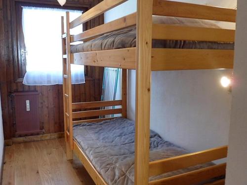 - une chambre avec 2 lits superposés dans une cabine dans l'établissement Appartement cosy 2 pièces cabine, 6 pers, au pied des pistes, proche ESF et village - FR-1-595-21, à Notre-Dame-de-Bellecombe