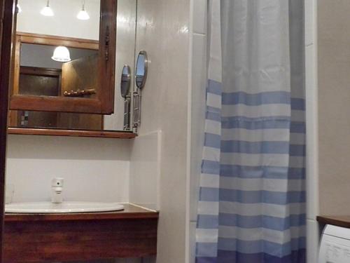 Bathroom sa Appartement Notre-Dame-de-Bellecombe, 3 pièces, 6 personnes - FR-1-595-21