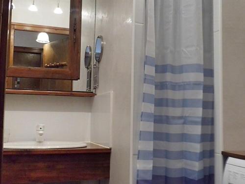 une salle de bain avec un lavabo et un miroir dans l'établissement Appartement cosy 2 pièces cabine, 6 pers, au pied des pistes, proche ESF et village - FR-1-595-21, à Notre-Dame-de-Bellecombe