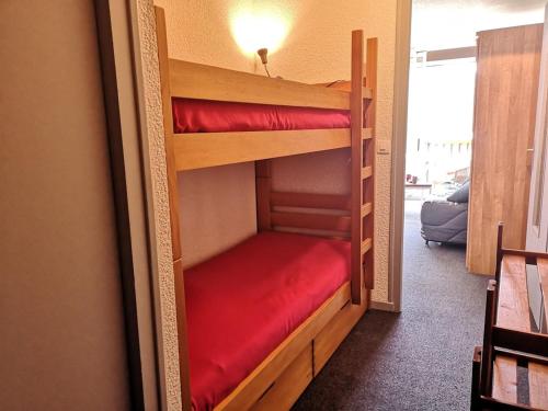 Dviaukštė lova arba lovos apgyvendinimo įstaigoje Appartement Notre-Dame-de-Bellecombe, 1 pièce, 4 personnes - FR-1-595-19