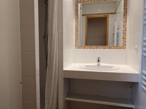 Ένα μπάνιο στο Charmant T2 cabine avec piscine à Notre-Dame-de-Bellecombe - 6 pers, proche pistes & commerces - FR-1-595-23