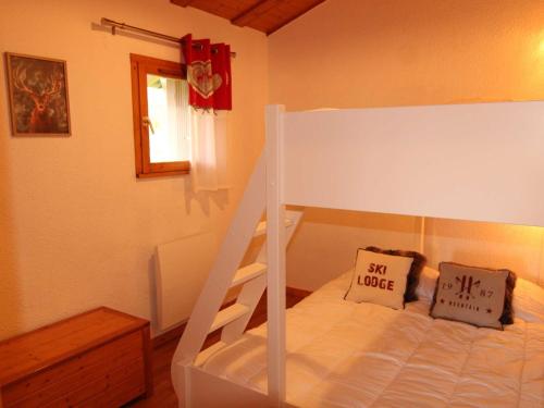 ein Schlafzimmer mit einem Etagenbett und einem Kissen darauf in der Unterkunft Appartement Les Saisies, 2 pièces, 5 personnes - FR-1-594-81 in Hauteluce