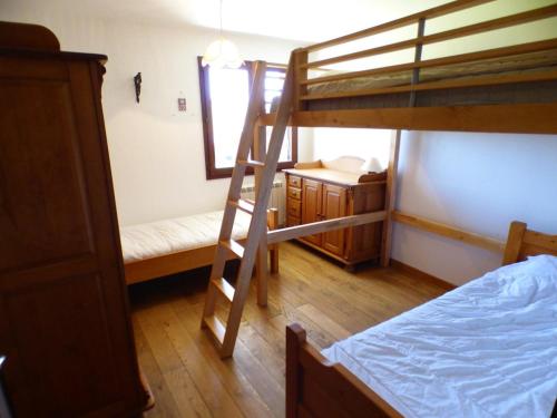 Tempat tidur susun dalam kamar di Appartement Les Saisies, 3 pièces, 8 personnes - FR-1-594-37