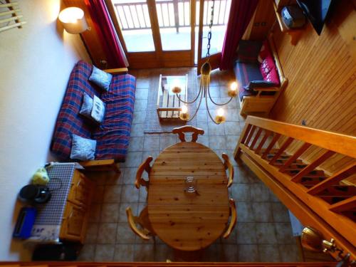 - un salon avec une table en bois dans l'établissement Appartement 3 pièces familial - Les Saisies - FR-1-594-45, à Hauteluce