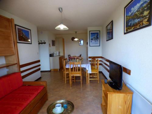 un salon avec un canapé et une table avec une télévision dans l'établissement Appartement cosy 2 pièces, 5 personnes, balcon - Les Saisies - FR-1-594-85, à Hauteluce