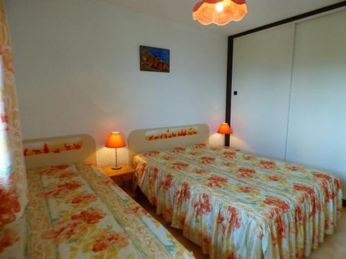 une chambre avec deux lits et deux lampes dans l'établissement Appartement cosy 2 pièces, 5 personnes, balcon - Les Saisies - FR-1-594-85, à Hauteluce