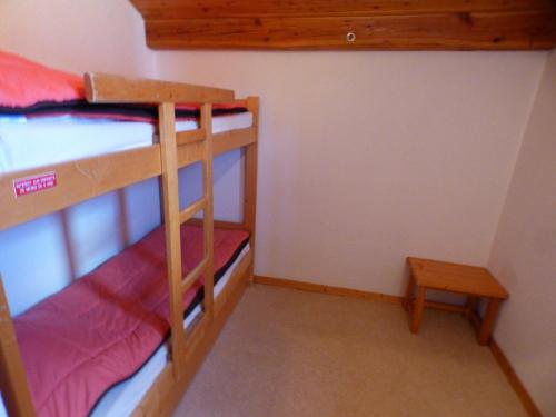 Cette chambre dispose de lits superposés avec 2 lits superposés et une table. dans l'établissement Studio familial aux Saisies, balcon sud, proche centre et pistes, 6 pers. - FR-1-594-91, à Hauteluce