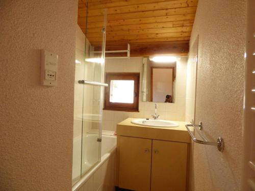 une salle de bain avec un lavabo et une douche avec un miroir dans l'établissement Studio familial aux Saisies, balcon sud, proche centre et pistes, 6 pers. - FR-1-594-91, à Hauteluce