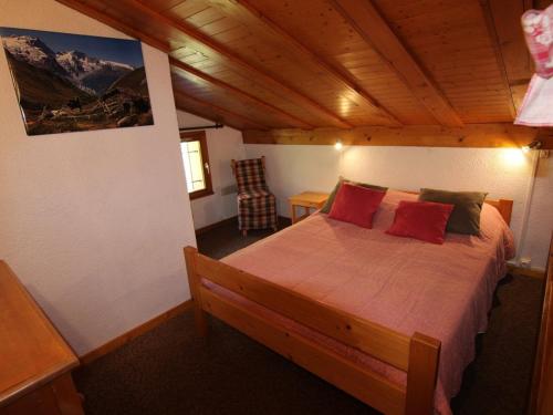 - une chambre avec un grand lit dans une cabine dans l'établissement Appartement 2 pièces cabine 8 personnes, balcon sud, central aux Saisies - FR-1-594-50, à Hauteluce