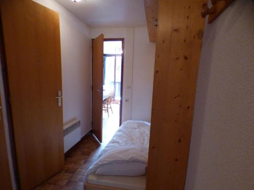 a small room with a bed and a wooden wall at Appartement Les Saisies, 2 pièces, 5 personnes - FR-1-594-92 in Hauteluce