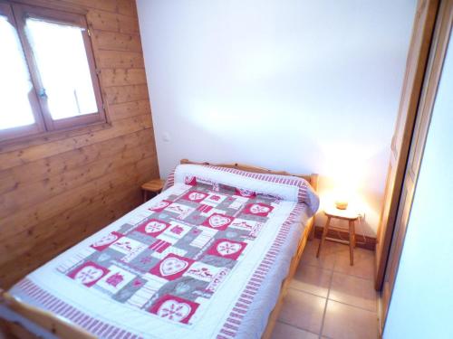 - une petite chambre avec un lit et une couverture dans l'établissement Appartement cosy 2 pièces, 6 pers, Les Saisies, balcon, animaux admis - FR-1-594-99, à Hauteluce