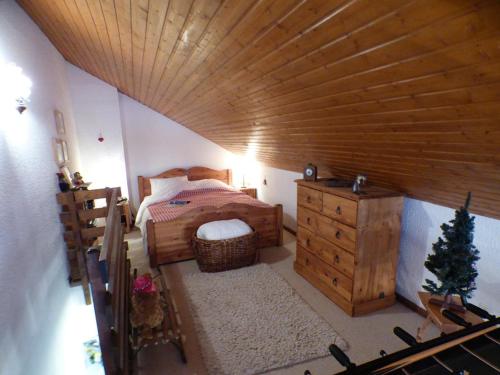 une chambre avec un lit et un plafond en bois dans l'établissement Studio Cabine Mezzanine aux Saisies - Centre Station, Balcon Sud, 4 Pers, 2 étoiles - FR-1-594-100, à Hauteluce