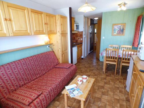 un salon avec un canapé et une table dans l'établissement Charmant 2 pièces aux Saisies, 3ème étage, 4 pers., proche centre, balcon sud/est, ski facile! - FR-1-594-125, à Hauteluce