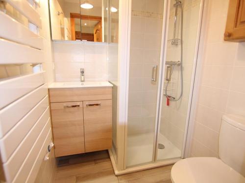 une salle de bain avec une douche, un lavabo et des toilettes dans l'établissement Appartement en Forêt des Rennes II, 2 Pièces + Cabine, Balcon, 4 Pers., Proche ESF, Classé 2 Étoiles - FR-1-594-168, à Hauteluce