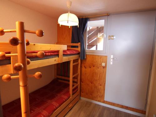 Cette chambre comprend 2 lits superposés et un couloir. dans l'établissement Studio cabine aux Saisies, 4 pers, proche centre, balcon - FR-1-594-123, à Hauteluce