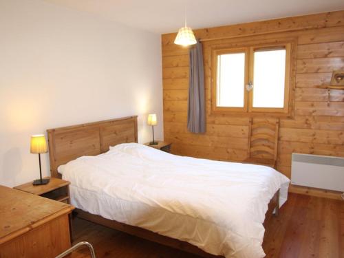 เตียงในห้องที่ Appartement Villard-sur-Doron, 4 pièces, 8 personnes - FR-1-594-183