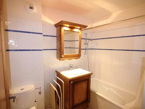 y baño con lavabo, aseo y espejo. en Appartement Villard-sur-Doron, 4 pièces, 8 personnes - FR-1-594-183, en Villard-sur-Doron