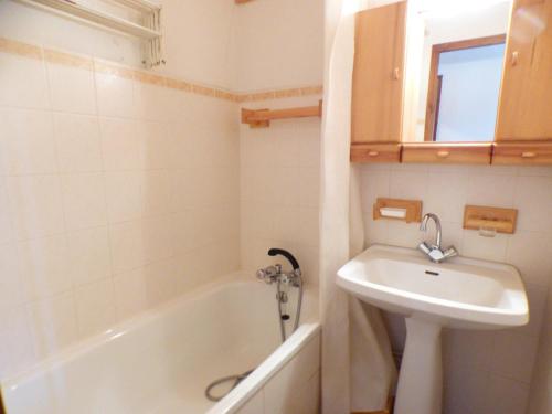 une salle de bain avec un lavabo et une baignoire et un lavabo dans l'établissement Studio cabine aux Saisies, 4 personnes, proche commerces et pistes - FR-1-594-151, à Hauteluce