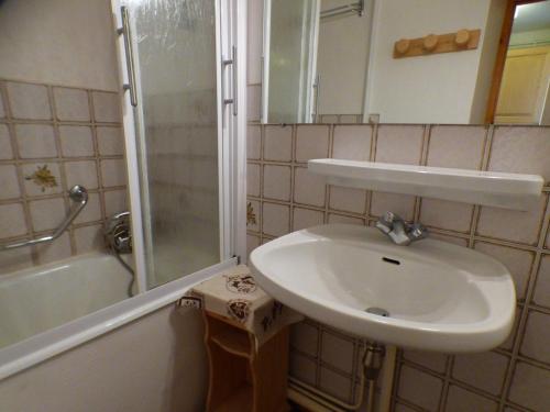une salle de bain avec un lavabo, une douche et un miroir dans l'établissement Studio cabine au centre des Saisies avec balcon, pour 5 personnes, proche commerces, exposé sud - FR-1-594-109, à Hauteluce