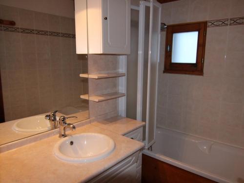 une salle de bain avec un lavabo et une baignoire dans l'établissement Studio Alcôve Cabine 6 Pers, Balcon & Wifi - Les Saisies - FR-1-594-200, à Hauteluce
