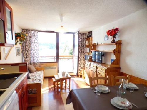 une cuisine et un salon avec une table et des chaises dans l'établissement Les Saisies : 2 pièces pour 4 pers, centre station - FR-1-594-149, à Hauteluce