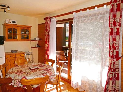 Photo de la galerie de l'établissement Appartement cosy 6 pers, 2 ch, au pied des pistes, cœur du village, balcon sud, tout confort - FR-1-342-233, à Beaufort