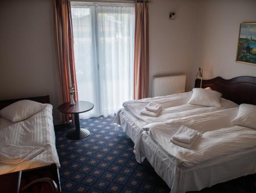 a hotel room with a bed and a window at Hotel Søgården Brørup in Brørup
