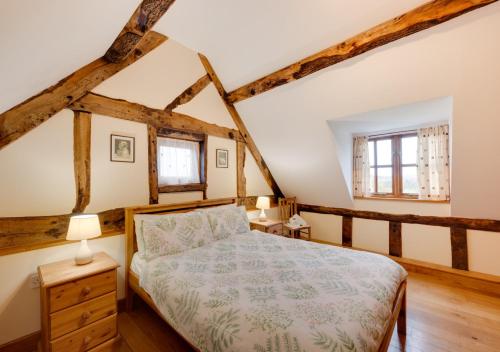 um quarto com uma cama e duas janelas em Stabal y Copa em Llanllugan