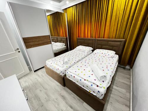Golden Cherry في تيرانا: غرفة نوم صغيرة بسريرين ومرآة
