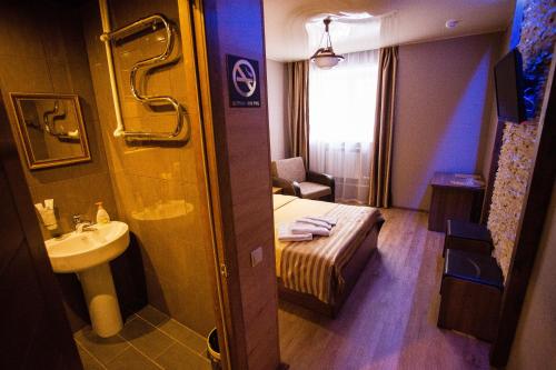 ウラン・ウデにあるHotel Kochevnik na Limonovaのバスルーム(ベッド1台、シンク付)が備わる客室です。