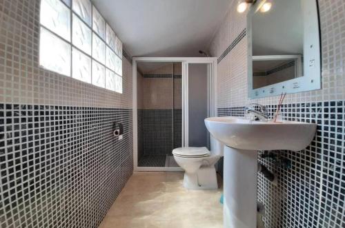 ein Bad mit einem Waschbecken und einem WC in der Unterkunft Amapolas by Villas&You in Orihuela