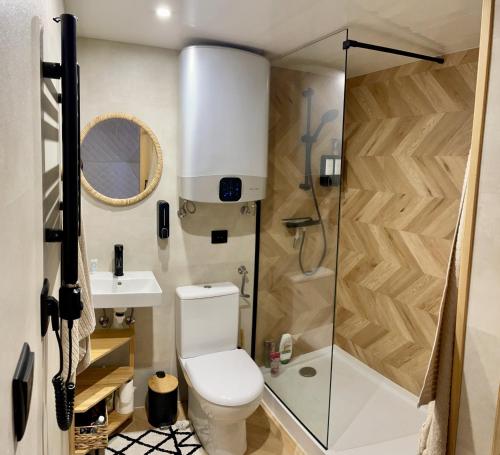 a small bathroom with a toilet and a shower at beGLAMP - Glamping nad Zalewem Próba in Brzeźnio