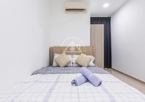 Katil atau katil-katil dalam bilik di 10-14Pax Port Dickson 4BR Double Storey House