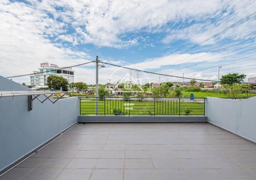 Balkoni atau teres di 10-14Pax Port Dickson 4BR Double Storey House