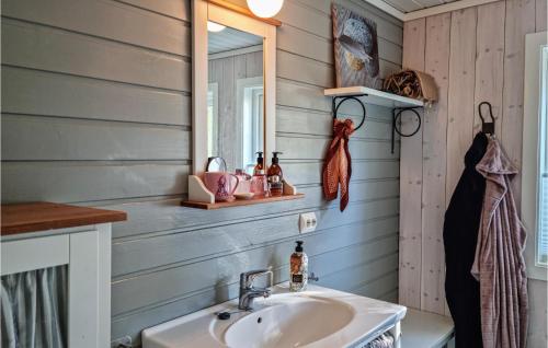 een badkamer met een wastafel en een spiegel bij Lovely Home In Fossdal With Kitchen in Fossdal