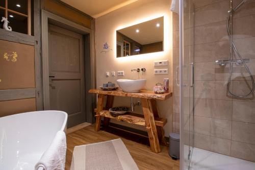 a bathroom with a sink and a shower at außergewöhnliches, historisches, spätgotisches Wohnhaus von 1519, Gries 5 in Gera