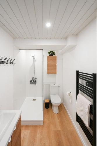 une salle de bain blanche avec des toilettes et un lavabo dans l'établissement L appart de Villers HYPER centre WI-FI Parking, à Villers-sur-Mer