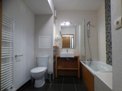 une salle de bain avec toilettes, lavabo et baignoire dans l'établissement Charmant Appartement 2P aux Saisies avec Piscine Chauffée, Balcon Sud, et Accès Fitness - FR-1-594-167, à Hauteluce