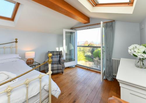 1 dormitorio con cama y ventana grande en Pengarth Cottage, en Abersoch