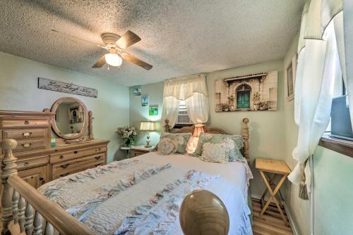 1 dormitorio con 1 cama y ventilador de techo en Pet-Friendly Ruidoso Cabin Deck, Fire Pit and Grill, en Ruidoso