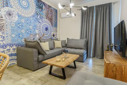 een woonkamer met een bank en een tafel bij Motley Luxury Apartment by Estia in Heraklion