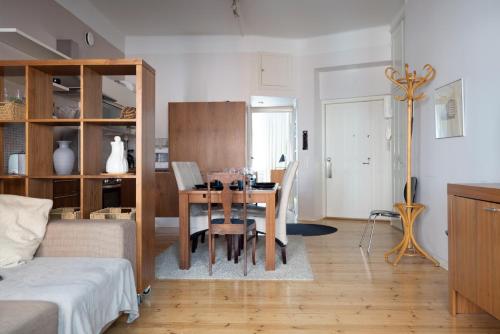 ヘルシンキにある2ndhomes 1BR Charming City apartment in Yrjönkatuのリビングルーム(テーブル付)、ダイニングルーム